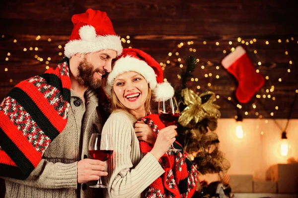 Käraste människor koncept. Älskade hjärtan. En manlig kvinna som firar nyår. Firar vinterlovet. Par som är kära njuter av rött vin. Romantiskt firande. God jul, då. Fira tillsammans — Stockfoto