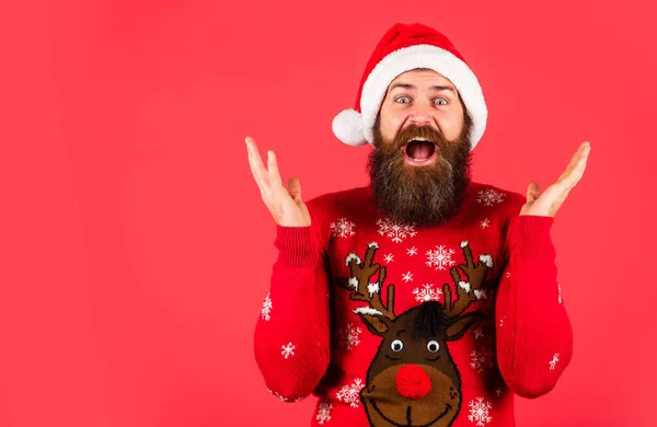 Megtalálni a tökéletes ajándékot. Szakállas Mikulás kalap. Érzelmi hipszter téli kötött pulóver piros háttér. Téli ünnep. Télapó. Újévi buli. Karácsonykor. Érezd jól magad. Az áruk népszerűsítése — Stock Fotó