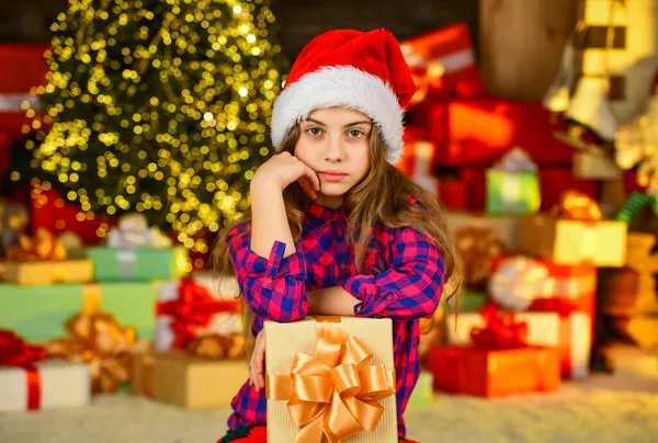 Маленькая девочка xmas интернет-шопинг. Подарки на Рождество. Мбаппе украсил комнату елкой с подарками под ней. новогодняя сцена с елкой и подарками. Праздничный праздник — стоковое фото