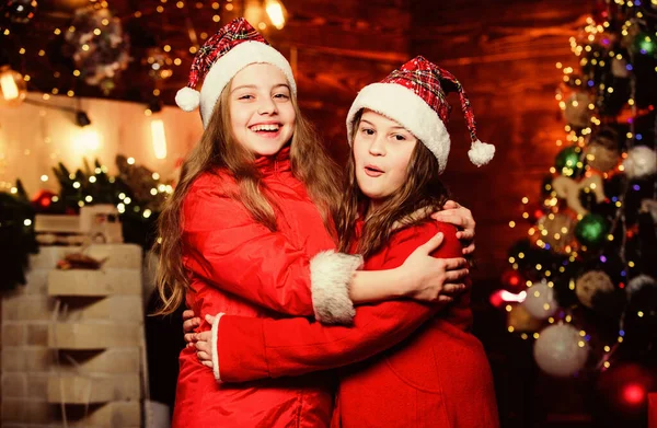 Çocuklar güzel arkadaşlar Noel tatiliyle tanışır. Joy ve Noel. Aile Noel 'i kutlar. Birliktelik konsepti. Şenlikli atmosfer noel günü. Noel neredeyse geldi. Kız kardeşler Noel Baba kostümleri. — Stok fotoğraf