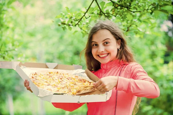 Jen jeden plátek. její oblíbené jídlo. koncepce nezdravého jídla. Šťastné dítě drží velkou pizzu. donáška jídla včas. hladový kluk jí pizzu. Vypadá chutně a perfektně. cítit opravdový hlad. koho zajímá strava — Stock fotografie