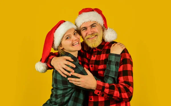 Ομάδα Άι Βασίλη. Αγαπάω το κίτρινο φόντο. Χριστουγεννιάτικα μαγικά. Λατρεύουμε τα Χριστούγεννα. Ζευγάρι ερωτευμένο απολαμβάνει τις γιορτές των Χριστουγέννων. Η οικογένεια φοράει καπέλα Άι Βασίλη. Ψυχαγωγικές ιδέες για ενήλικες — Φωτογραφία Αρχείου