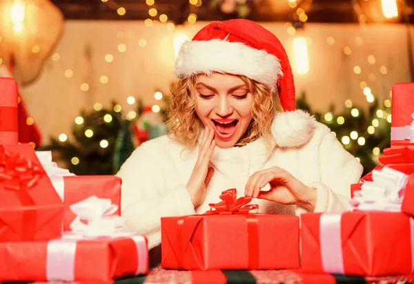 Quien fue travieso este año. Feliz año nuevo. entrega regalos de Navidad. ventas de Navidad. Día de boxeo. celebración de las vacaciones de invierno. Compras de año nuevo. chica con caja de regalo de Navidad. Mujer en Navidad. — Foto de Stock