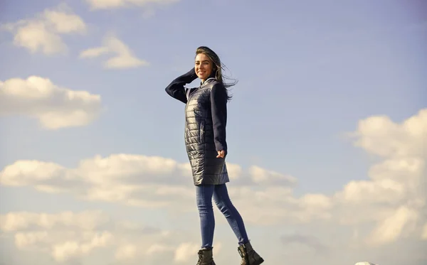 Pura belleza. mujer disfrutando del clima al aire libre. Libertad y expectativa. Belleza y moda, mira. concepto de soledad. mujer sobre fondo azul del cielo. mujer en pose de modelo al aire libre. Siéntete libre — Foto de Stock