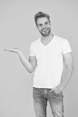 Şuna bir bak. Ürün sunumu. Neşeli adam, fotokopi uzayı göster. Erkekler için ürün tanıtımı. Ürün piyasaya sürülüyor. Adam ürün öneriyor. Reklam reklamı. Tanıtım konsepti