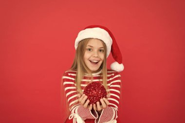 Parlak ve parıltılı. Güzel detay. Pozitif olma kavramı. Neşeli bir ruh hali. Noel partisi. Kış tatili Neşeli bir ruh hali. Noel kutlaması fikirleri. Çocuk Noel Baba kostümlü şapka. Mutlu gülen yüz