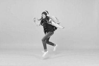 Sonunda mezun oldum. Çocuk geç kalıyor. Özgürlük duygusu. Çocukluk aktivitesi. Küçük kız kulaklıkla müzik dinliyor. Okula dönüyorum. Okula koşan küçük liseli kız. Acele et. Tatil zamanı.