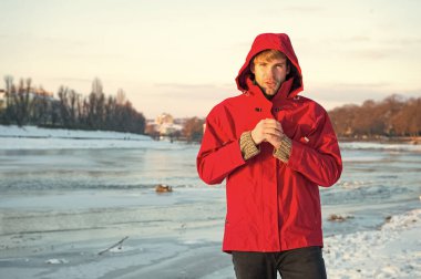 Rahat bir kıyafet. Sıcak ceketli, karlı bir arka plan. Kutup bölgelerinin keşfi. Kış mevsimleri. Kışın balık. Güvenlik önlemleri. Kutup kaşifi. Kış erkek giyim. Kış kıyafeti