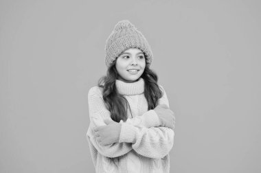 Üşüyorum. Kendini sıcak tut. Çocuklar için kış aktivitesi. En sevdiği süveter giyen küçük kız. Şapka ve eldiven aksesuarı. Grip yok. Kış tatiline hazır ol. Örgü kıyafetler moda oldu. Soğuk mevsim modası