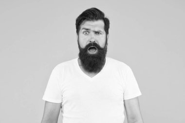 Harika bir tarzı var. Şaşkın bakışlı adam. Erkek berber bakımı. Berber dükkanında stil kazan. Parlak bir hayat. Sarı arka planda vahşi sakallı adam. Erkek yaz modası. Olgun hipster 'ın mükemmel bıyığı var.