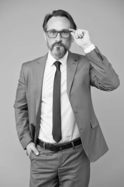 Harika bir tarzı var. Olgun öğretmen. CEO işletme koçu. Avukat kıyafetini gözlüklerle tamamladı. Yetişkin bir adamın gözlüğü modadır. Erkek gözlüğü modası. temsilci üniversite profesörü