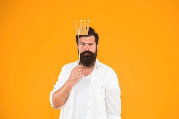 Cabina de fotos divertida. Fiesta de disfraces de hombre barbudo rey. Hermoso rey barbudo. Rey de la fiesta. Fiesta de disfraces. Celebración del carnaval navideño. El cumpleañero. Chico en fondo amarillo posando con accesorios de cabina —  Fotos de Stock