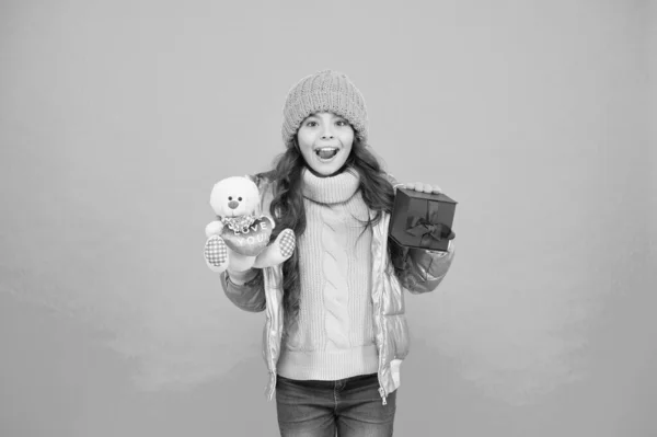 I want both. shopping online with extra bonus. small girl surprised about xmas present. gift with love. merry christmas. happy new year. gift for winter holidays. stylish kid in warm winter clothes — Stock Photo, Image