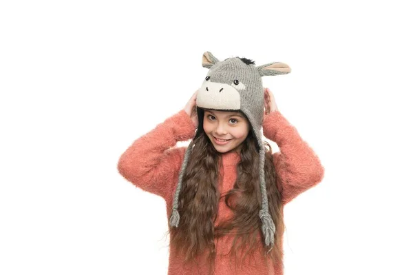 Primera etapa del otoño. tendencias de moda de invierno. niño pequeño diviértete aislado en blanco. preparación de vacaciones. Mira mi sombrero de Navidad. chica feliz en suéter de punto. tejer para niños — Foto de Stock