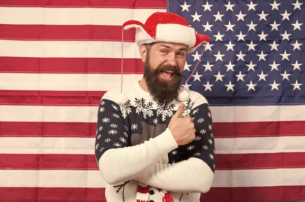 Super fiesta. Santa sobre fondo de bandera americana. Hombre americano barbudo celebrar el año nuevo. Bandera nacional. El hipster patriótico celebra las vacaciones de invierno. Toda la fiesta de Navidad americana. Navidad en EE.UU. —  Fotos de Stock