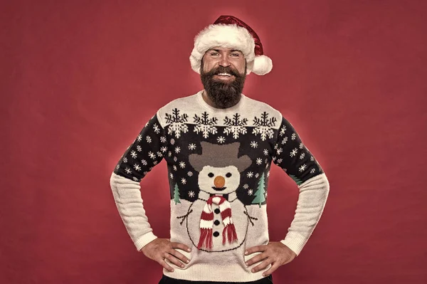 Šťastnou dovolenou. Veselý hipster oblíbený legrační svetr se sněhulákem. zimní prázdniny. sezónní móda teplého oblečení. připraven na nový rok. Veselé Vánoce. šťastný vousatý muž červený Santa klobouk — Stock fotografie