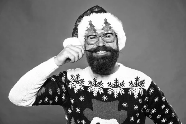 Ho-ho-ho. Heureux Père Noël tourbillonner de longs cheveux de moustache. Homme barbu sourire avec une moustache élégante. Barbe et moustache d'hiver toilettage. Un salon de coiffure. Portez une moustache et fêtez ça. Joyeux Noël. Bonne année — Photo