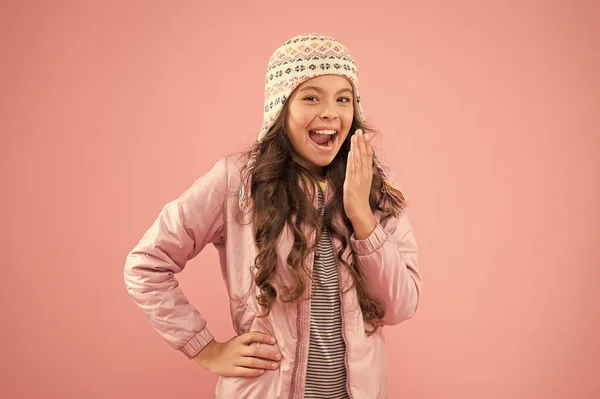 Carino cappello bambina moda sfondo rosa. Negozio di abbigliamento. Cappelli per la stagione invernale. Vestito invernale. Shopping per accessori. Carino modello sorridente. Adorabile bambino piccolo indossare inverno maglia accessorio — Foto Stock