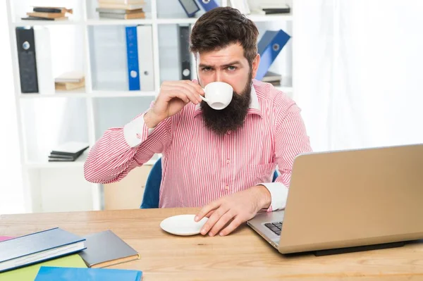 Kaffee trinken, um bei der Sache zu bleiben. Geschäftsleute genießen Kaffeepause am Arbeitsplatz. Heiße Tasse morgens trinken. Büroleben. Koffein macht ihn produktiver — Stockfoto