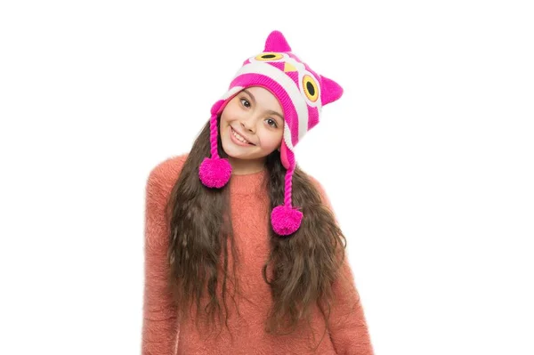 子供は白い帽子を編んだ。寒い冬の天気。暖かい服と子供のためのアクセサリーファッション。幸せな子供時代を。耳フラップの帽子の女の子面白いパターン。冬休みかな — ストック写真