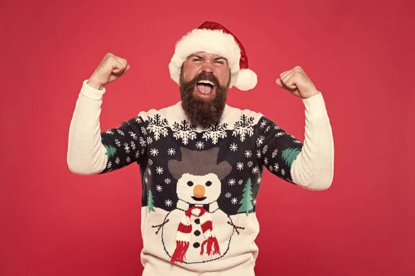 Divirtiéndose. hombre barbudo feliz sombrero de santa rojo. suéter divertido hipster excitado con muñeco de nieve. celebración de vacaciones de invierno. sensación de libertad y éxito. la felicidad de año nuevo. Feliz Navidad para ti. —  Fotos de Stock