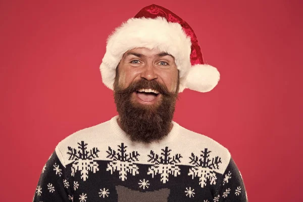 髭を生やした男だ。お祝いだ。クリスマスと新年。顔の毛の概念。バーバーショップ。バーバー・ヒップスター。サンタクラスのための理髪店サービス。おしゃれなサンタスタイルのハッピー理容室 — ストック写真