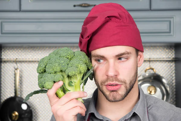 Brokkoli kochen. Der Mensch hält Bio-Brokkoli in der Hand. Mann bereit, Bio-Lebensmittel zu kochen. Vitaminernährung. Vitamin ist das, was Sie brauchen, um sich am wohlsten zu fühlen — Stockfoto