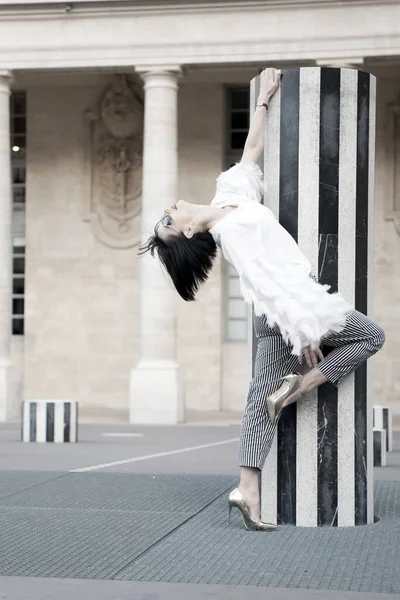 Μόδας μοντέλο ποζάρουν στο Παρίσι, Γαλλία. Γυναίκα της μόδας με γυαλιά ηλίου στην πλατεία — Φωτογραφία Αρχείου