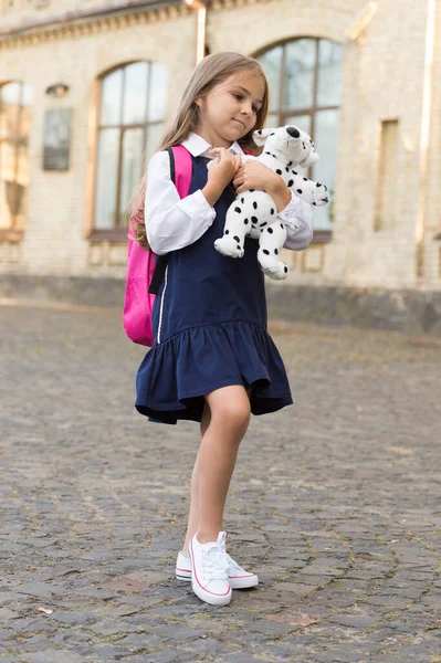 Hrát je nová dovednost. Dítě mazlí se venku se psem. Playschool a po škole. Vzdělávací hry. Zpátky do školy. Uniformní šaty. Předškolní vzdělávání. Čas přehrávání — Stock fotografie