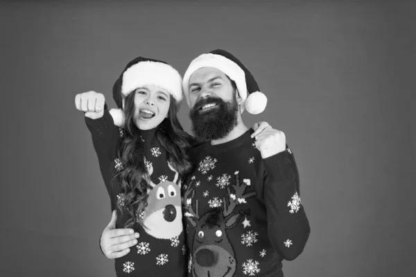 Enloqueciendo juntos. padre e hija celebran el año nuevo. fiesta familiar. Santa niña y papá barbudo. les encanta la Navidad. pasar la Navidad juntos. Felices vacaciones de invierno. familia feliz — Foto de Stock