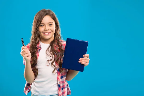 Glückliches kleines Mädchen. Schönheit und Mode. kleines Mädchen mit perfektem Haar. Internationaler Kindertag. Kleine Kindermode. Kindheitsglück. Leidenschaft für die Arbeit. Immer erreichbar. Zurück zur Schule — Stockfoto