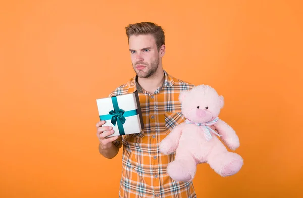 Foto de homem surpreso com amor caixa de presente do dia dos namorados homem  com amor presente dos namorados isolado no branco homem com amor dia dos namorados  presente em estúdio homem