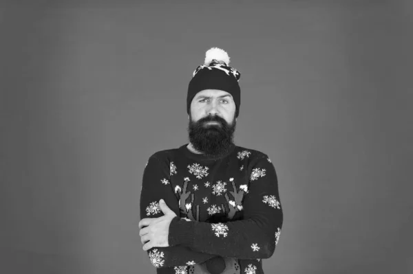 Uma venda de Natal fora de controlo. usar roupas quentes nesta temporada. Está frio lá fora. atmosfera de férias de inverno. retrato triste Papai Noel. Homem barbudo na parede vermelha do chapéu. hipster maduro em camisola de malha — Fotografia de Stock