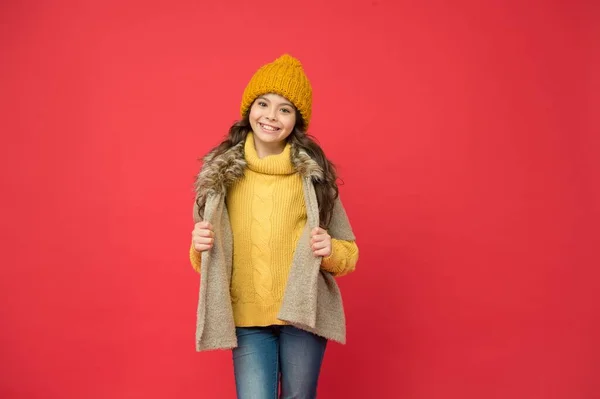 Menina adolescente feliz em camisola de malha e chapéu usar roupas quentes na temporada de inverno, moda — Fotografia de Stock