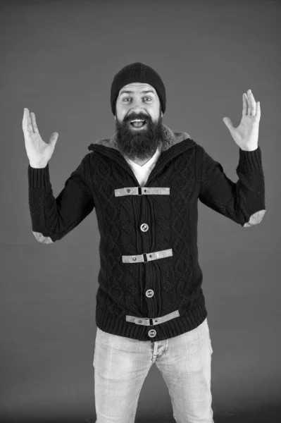 Divertiti. moda invernale maschile. prenditi cura dei peli della barba quando fa freddo. collezione autunno e inverno. brutale hipster col cappello. uomo barbuto felice in giacca a maglia. ha bisogno di vestirsi caldamente — Foto Stock