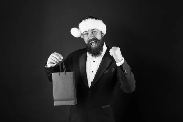 Compre presentes de ano novo. Compras de presentes. Bela compra. Conheça todas as suas necessidades de temporada festiva com nossas roupas de inverno. Serviços adicionais. Compras com alegria. Bonito barbudo homem segurar sacos de compras — Fotografia de Stock