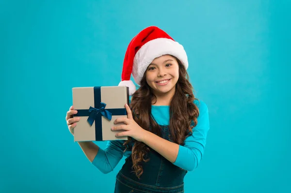 Regalo para Navidad. Infancia. Compras de Navidad. Fiesta de año nuevo. Chico Santa Claus. Niña con sombrero de santa. Felices fiestas de invierno. Niña pequeña. Que todos tus días sean felices y brillantes. —  Fotos de Stock