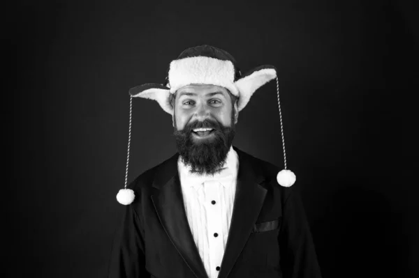 Weihnachtsstimmung. Finanzbericht. Manager bereit feiern das neue Jahr. Weihnachtsfeier Büro. Corporate Holiday Party Ideen. Corporate Weihnachtsfeier. Mann bärtiger Hipster trägt Weihnachtsmütze — Stockfoto