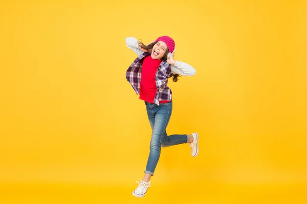 Deixa a música levar-te embora. Menina energética se mudar para a música. O miúdo gosta de cantar fundo amarelo. Tecnologia de auscultadores. Vida moderna. Feliz dança. Jogue o momento — Fotografia de Stock