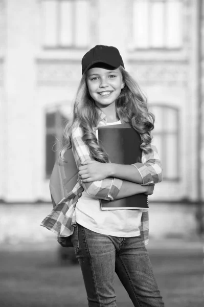 어린이들을 위한 출판물을 연구 한다. 문서 폴더를 통해 배우는 것입니다. 지식의 날. 현대 학교 교육. 행복 한 어린 시절. 책을 가진 10 대 소녀. 예쁜 어린 소녀가 책을 읽을 것입니다. 질높은 학교의 가정 — 스톡 사진