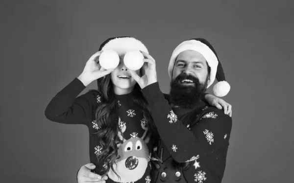 Nejlepší den na světě. Malá holka a Santa táta červená zeď. Veselé Vánoce všem. Pozdrav vánoční tradici. šťastná rodina hrát sněhové koule v zimě. otec a dcera slaví nový rok. rodinná dovolená zábava — Stock fotografie
