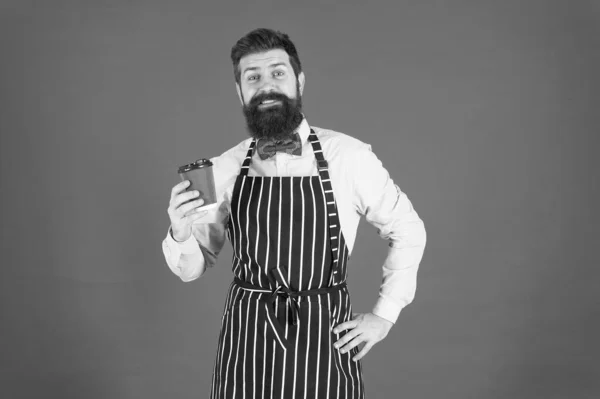 Dienstbaar voor uw plezier. Barista knappe werknemer. Volwassen barista. Restaurant personeel. Hipster professionele barista schort uniform. Ober barman. Cafe bar barista baan positie. Heerlijke cappuccino — Stockfoto