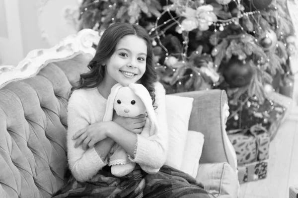 Joyeux Noël. bonne année humeur. bonheur et joie. prêt pour les cadeaux de Noël. petite fille aime son lapin. meilleur jouet de Noël. enfant gai jouer jouet à l'arbre de Noël. sensation de confort à la maison — Photo