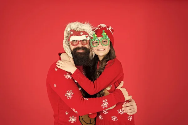 Veri sentimenti. felice anno nuovo. vacanza in famiglia. stare al caldo in inverno. Buon Natale a tutti. bambino e Babbo Natale sulla festa. amore e gioia. padre e figlia festeggiano Natale. piccola ragazza divertirsi con papà — Foto Stock