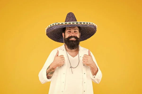 Nationell helgdag. firar fiesta. Glad man i mexikansk sombrero hatt. Mexikanskt energiskt humör. Fira traditionell mexikansk semester. Cinco de Mayo. Mexikanska dödsdagen. Den 5 maj. Låt oss ha kul — Stockfoto