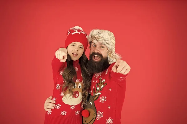 Saldi invernali ti aspettano. shopping della stagione invernale. Buon Natale a tutti. famiglia felice. La bambina ama papa '. ricordi di Natale. padre e figlia festeggiano il nuovo anno. Stanno aspettando Babbo Natale. vacanza in famiglia — Foto Stock