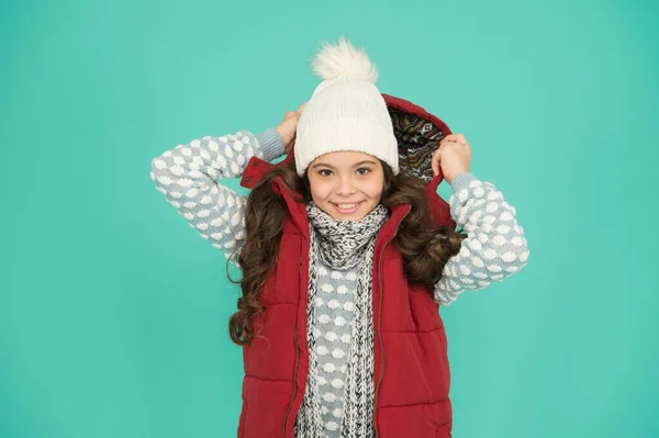 Glad tonåring flicka med lång lockigt hår bära puffer väst och stickade kläder på jul semester, vinter semester — Stockfoto