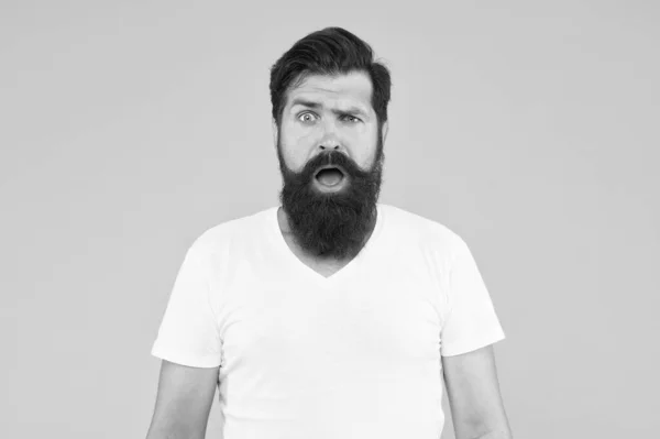 J'ai un super style. Un type à l'air stupéfait. soins de coiffeur masculin. obtenir le style dans le salon de coiffure. vie lumineuse vivant. brutal homme barbu sur fond jaune. mode d'été masculine. mature hipster a moustache parfaite — Photo