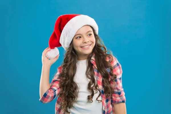 Sueños preciados. Esperando a Santa. Difundir la alegría y el amor, es temporada de Navidad. Niña con sombrero de santa. Regalo para Navidad. Fiesta de año nuevo. Chico Santa Claus. Felices fiestas de invierno. Niña pequeña — Foto de Stock