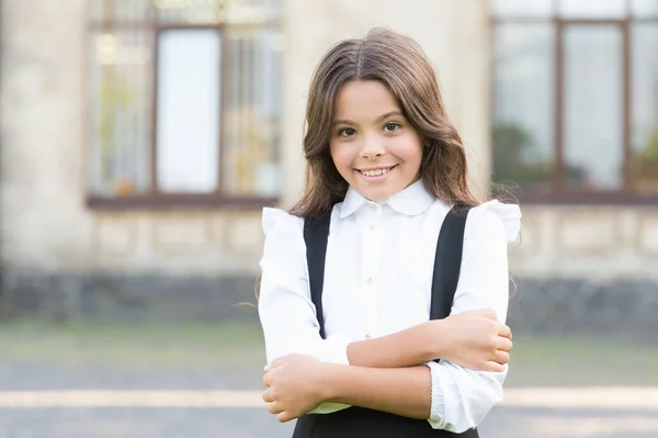 Dags att lära sig. Glad unge bär uniform utomhus. Tillbaka till skolan stil. Skolkläder. Skolutbildning. Kunskapsdagen. 1 september. Nya erfarenheter — Stockfoto